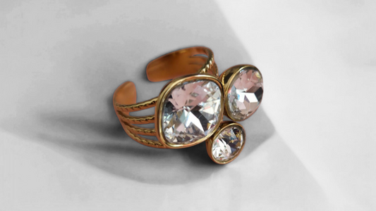 Bague trilogie SUBLIMA ajustable composée de trois cristaux Swarovski