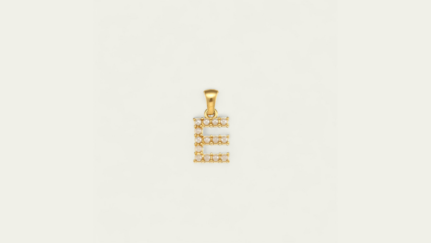 Charm Lettre "E"  avec perles Nacrées, doré ( chaine offerte )