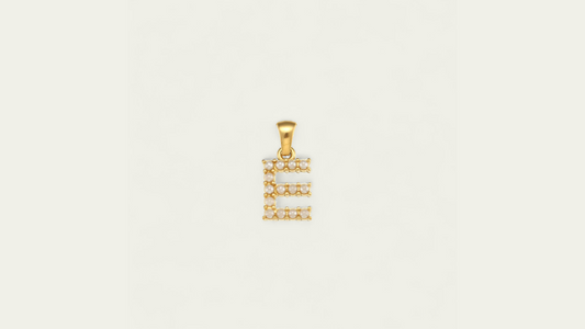 Charm Lettre "E"  avec perles Nacrées, doré ( chaine offerte )