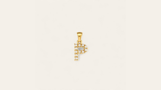 Charm Lettre "P"  avec perles Nacrées, doré ( chaine offerte )