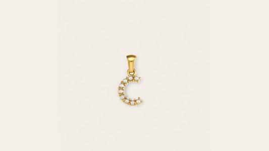 Charm Lettre "C"  avec perles Nacrées, doré ( chaine offerte )